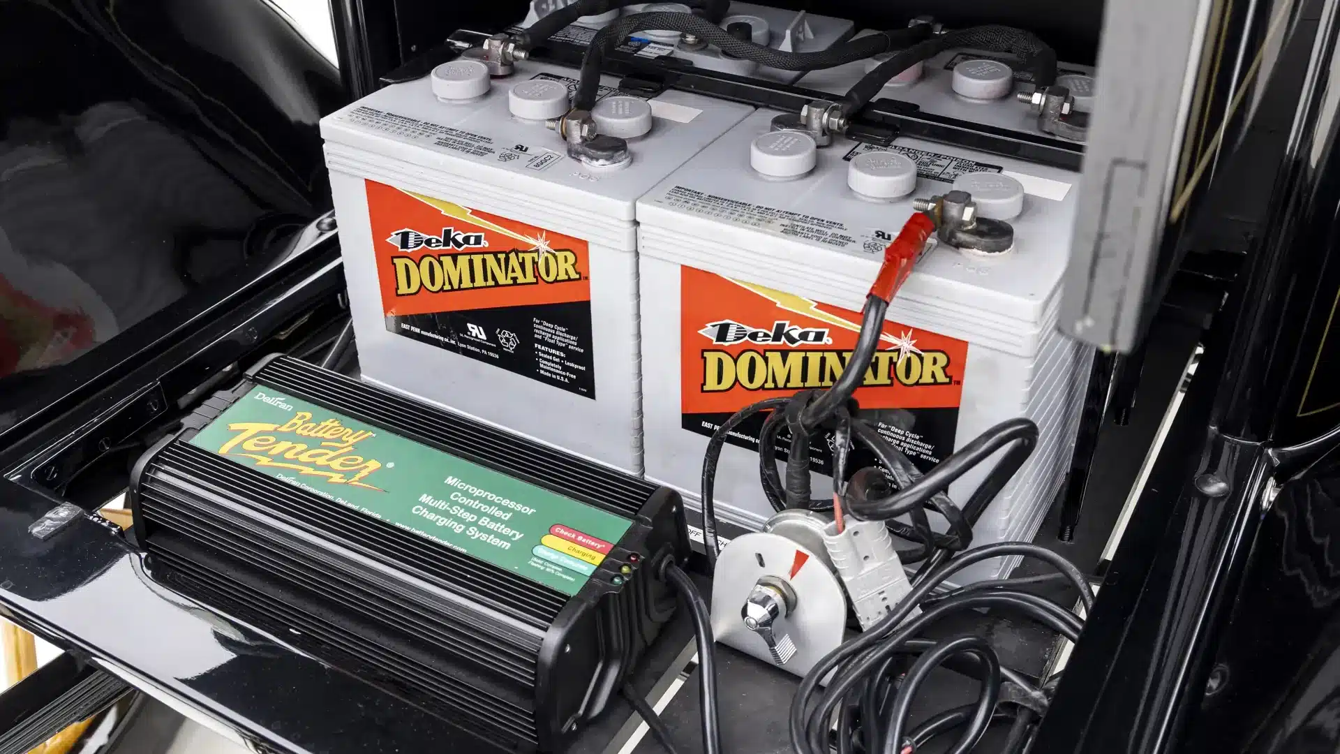 Detailaufnahme moderner Batterien und eines Ladegeräts im restaurierten Baker Electric Model V von 1912