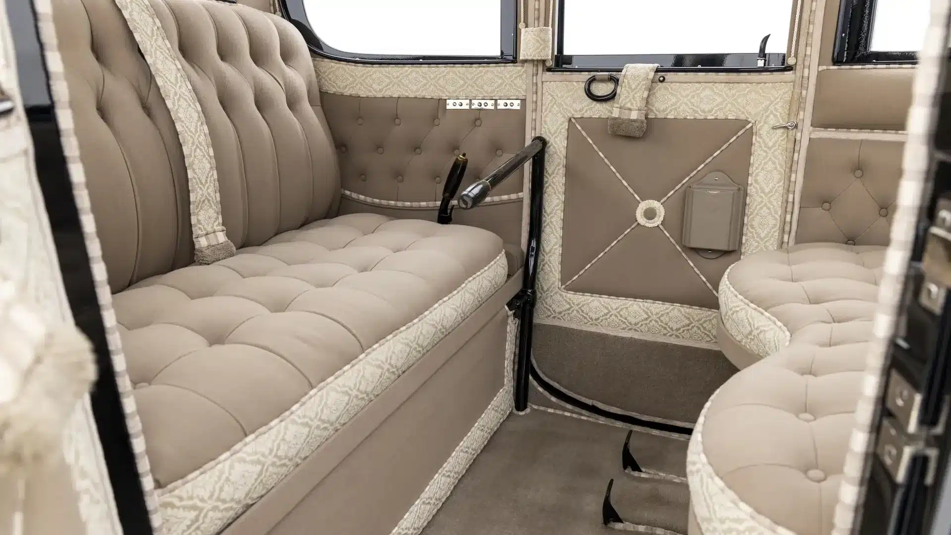 Restaurierter Innenraum des 1912 Baker Electric Model V Special Extension Coupe mit Brokat und Tuch