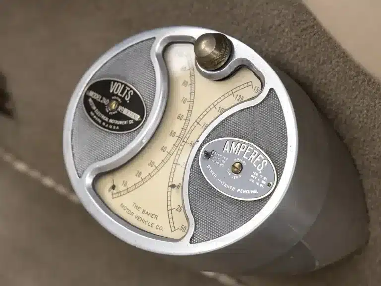 Voltmeter und Amperemeter im Innenraum des 1912 Baker Electric Model V Coupé.