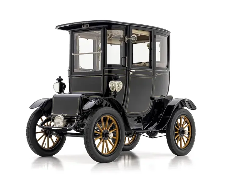 Seitenansicht eines restaurierten, luxuriösen Baker Electric Model V Special Extension Coupe von 1912 mit Aluminiumkarosserie und eleganten Details