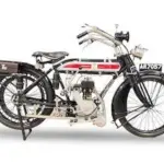 Historisches Motorrad Premier 499 cc Baujahr 1914, Seitenansicht, originalgetreuer Zustand mit sichtbaren mechanischen Details.