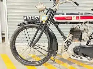 Premier 499 cc Motorrad von 1914, Vorderteil mit Scheinwerfer, Nummernschild und Motor