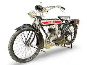 Historisches Premier Motorrad von 1914 mit 499 cm³ Hubraum, in restauriertem Zustand, frontal fotografiert.