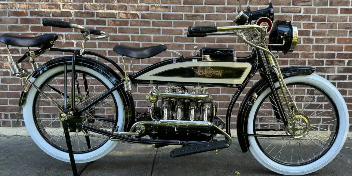 Original Henderson Model E Four Motorrad von 1916 mit Vierzylindermotor und Tandemsitzbank, seitlich aufgenommen.