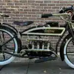 Original Henderson Model E Four Motorrad von 1916 mit Vierzylindermotor und Tandemsitzbank, seitlich aufgenommen.