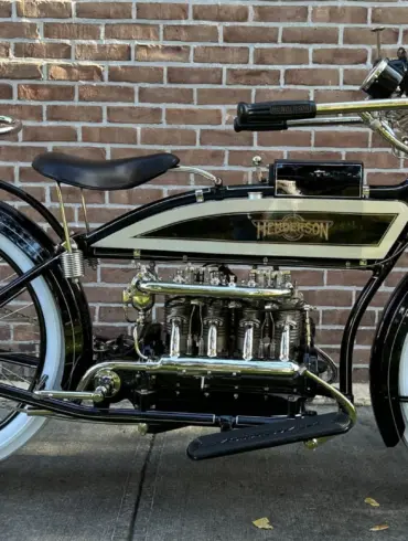 Original Henderson Model E Four Motorrad von 1916 mit Vierzylindermotor und Tandemsitzbank, seitlich aufgenommen.