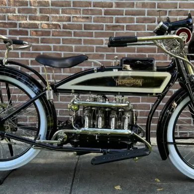 Original Henderson Model E Four Motorrad von 1916 mit Vierzylindermotor und Tandemsitzbank, seitlich aufgenommen.