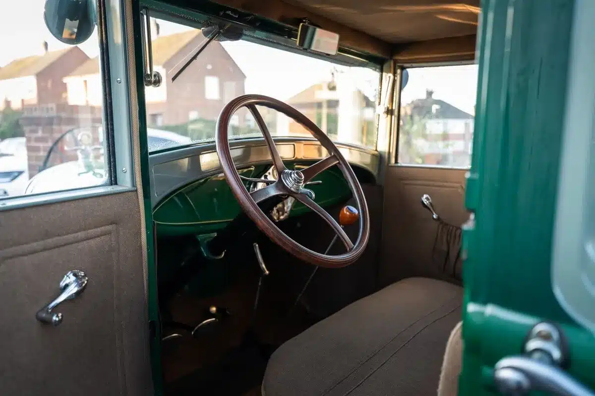 Innenansicht des Ford Model A von 1928 mit grünem Armaturenbrett, Lenkrad und originalgetreuer Ausstattung