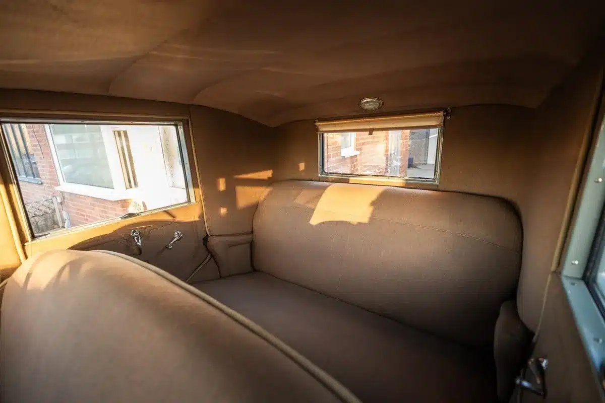 Innenansicht des gepflegten Fondbereichs eines Ford Model A von 1928, braune Polster, originale Details sichtbar