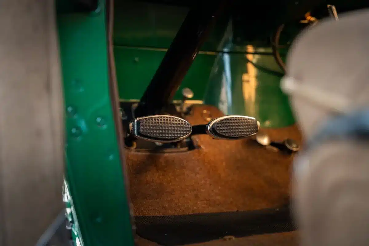 Pedale und Innenraum eines Ford Model A von 1928 in grünem Lack
