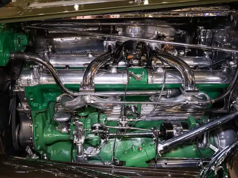 Der Kompressormotor eines Duesenberg Model SJ von 1929, restauriert mit originalen Komponenten und glänzender Verchromung.