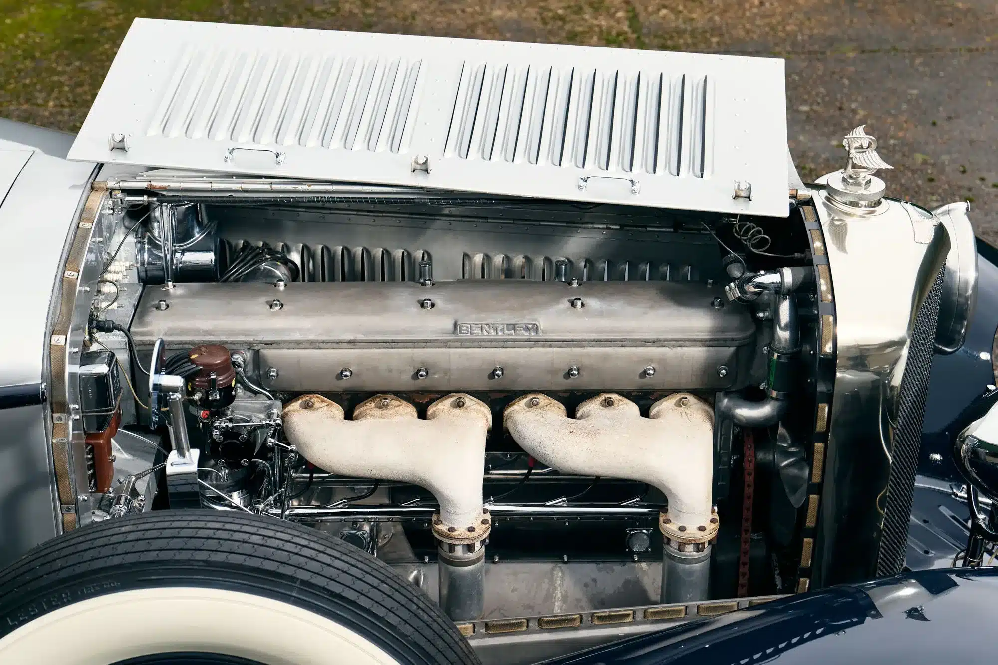 Der Motorraum eines 1930 Bentley Speed Six mit sichtbarem Bentleymotor und technischen Details