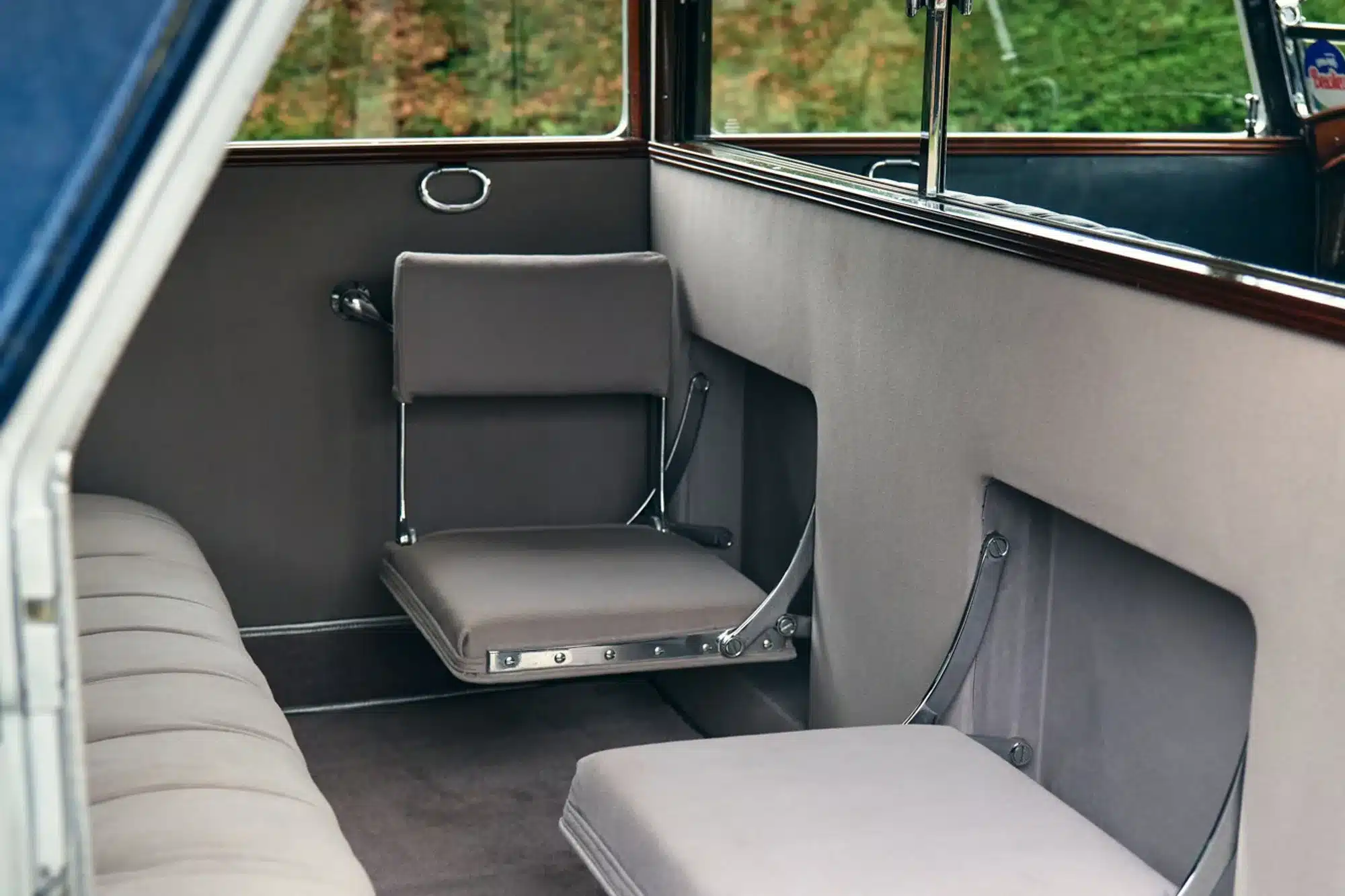 Innenraum mit Rückbank und ausgeklappten Notsitzen im Bentley Speed Six von 1930, Schutte-Karosserie