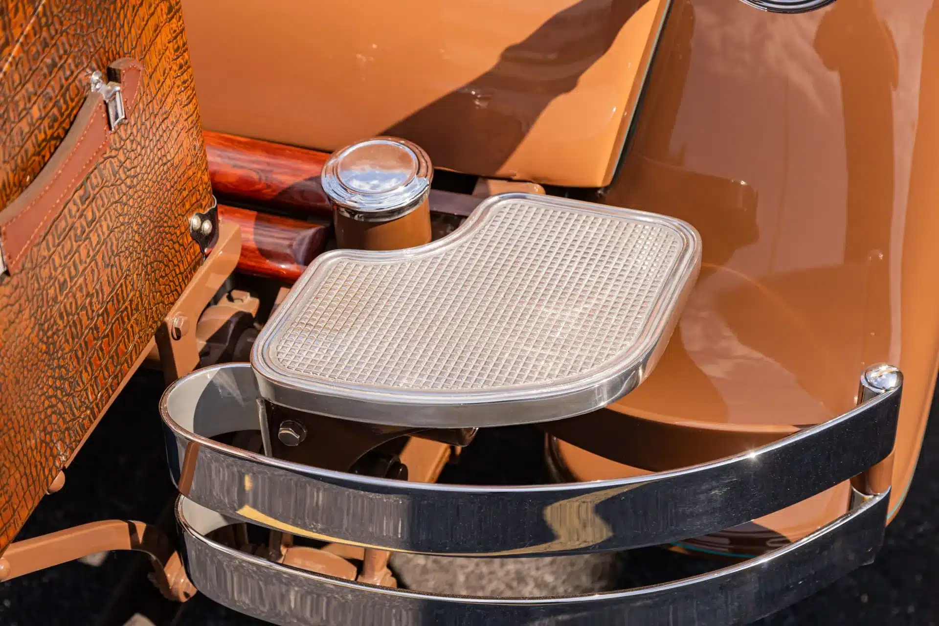 Trittbrett und Kofferhalter des Stutz MB Convertible Coupe von 1930, braune Lackierung, Chromdetails