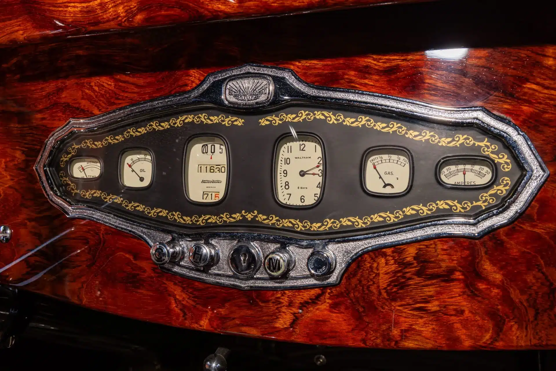 Instrumententafel eines 1930 Stutz MB Convertible Coupe mit klassischen Anzeigen und Holzmaserung.