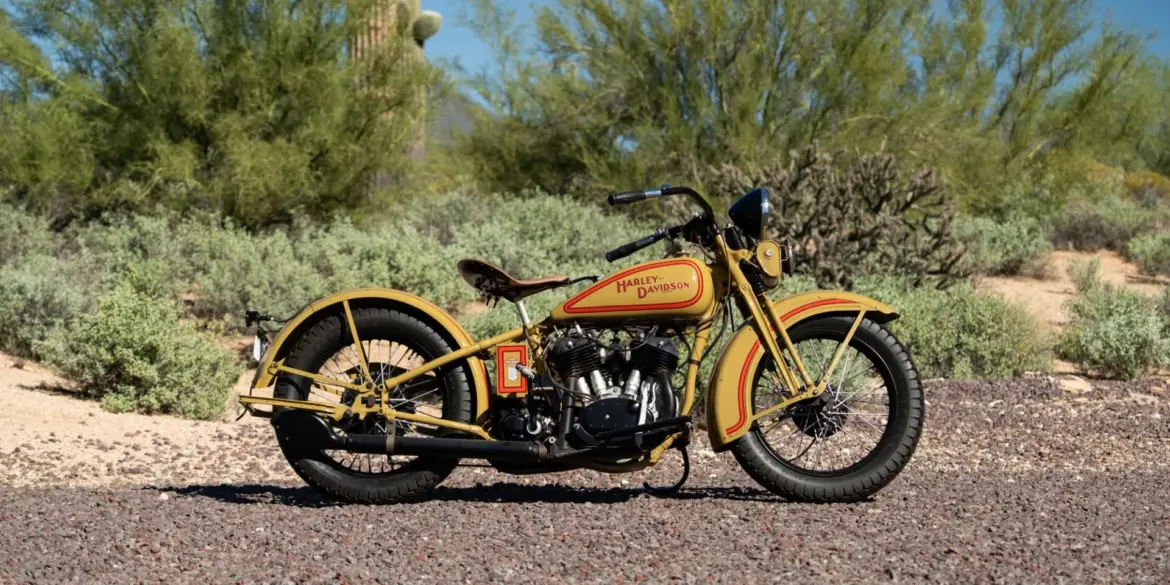 Seitenansicht einer gelb-roten Harley-Davidson VL Big Twin von 1932 im Wüstenumfeld