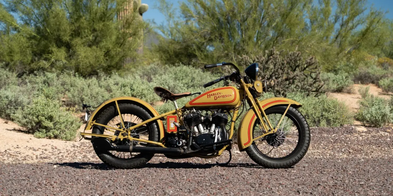 Seitenansicht einer gelb-roten Harley-Davidson VL Big Twin von 1932 im Wüstenumfeld