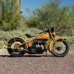 Seitenansicht einer gelb-roten Harley-Davidson VL Big Twin von 1932 im Wüstenumfeld