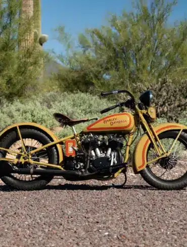 Seitenansicht einer gelb-roten Harley-Davidson VL Big Twin von 1932 im Wüstenumfeld