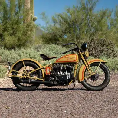 Seitenansicht einer gelb-roten Harley-Davidson VL Big Twin von 1932 im Wüstenumfeld