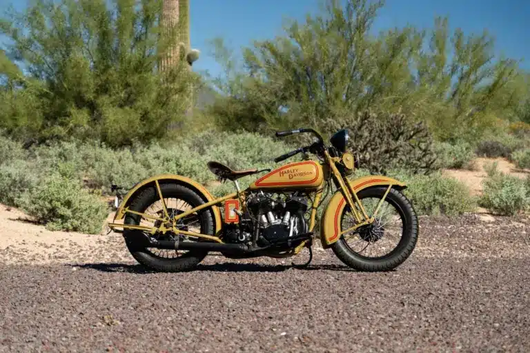 Seitenansicht einer gelb-roten Harley-Davidson VL Big Twin von 1932 im Wüstenumfeld