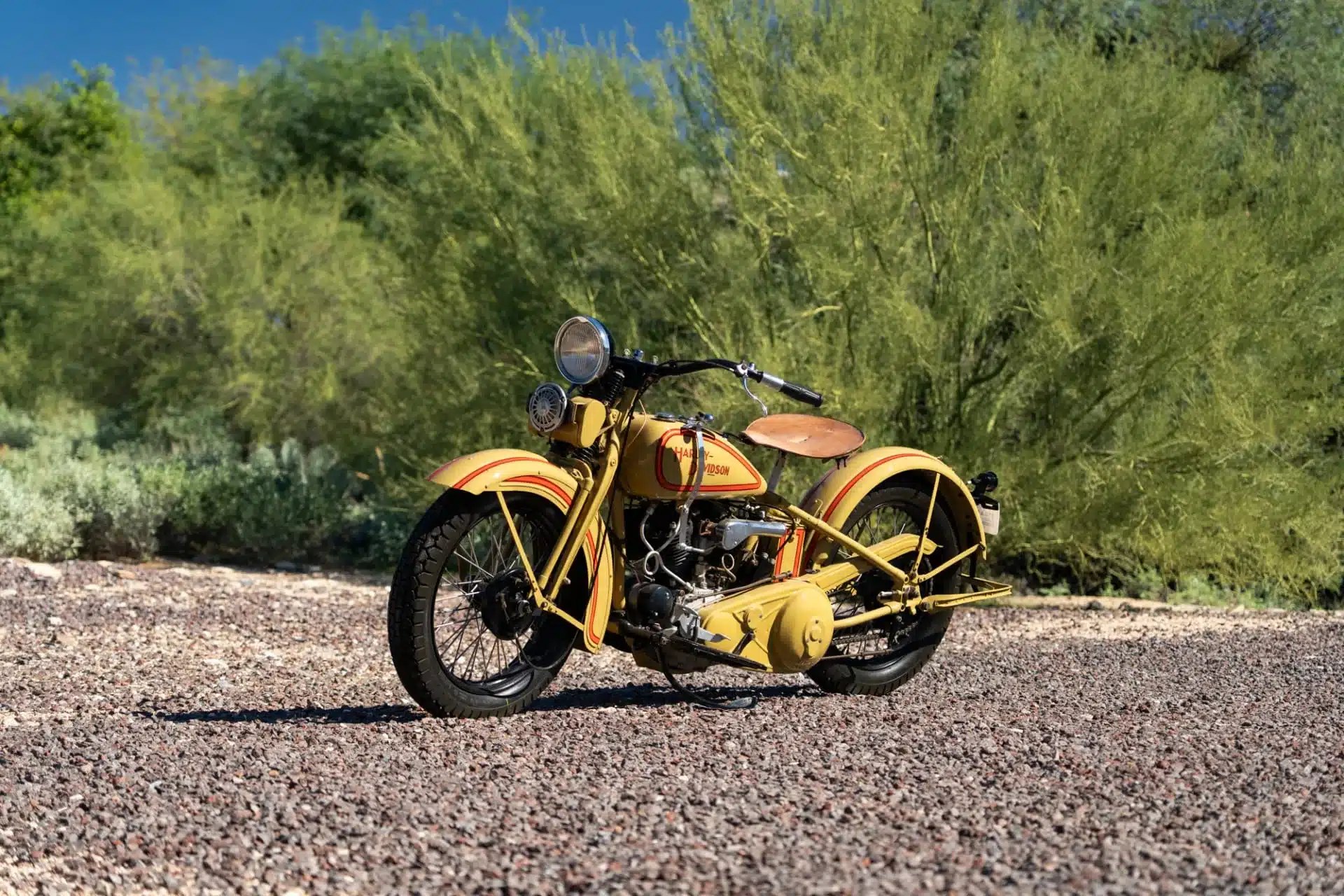 Historische Harley-Davidson VL Big Twin von 1932, gelb-rot lackiert, im Freien geparkt