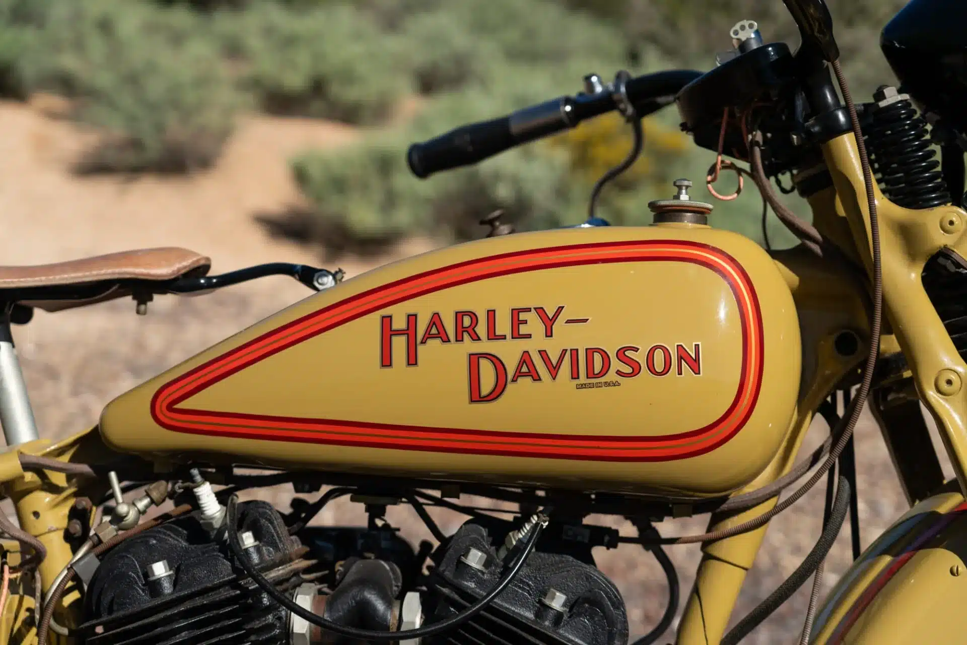 Seitliche Nahaufnahme des Kraftstofftanks einer Harley-Davidson VL Big Twin von 1932 mit dem klassischen Schriftzug und sichtbarem Flathead-V2-Motor.