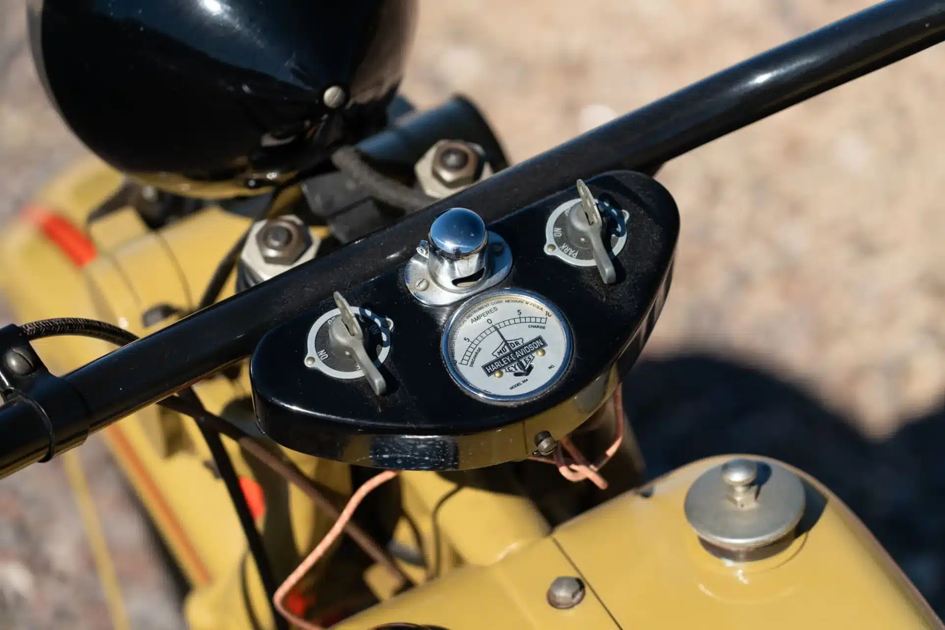 Nahaufnahme des Harley-Davidson VL Armaturenbretts mit Zündschloss und Amperemeter, Baujahr 1932.