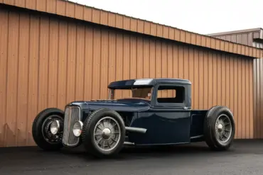 1934 Ford Model A Hot Rod Pickup, modernisiert, vor brauner Blechwand geparkt