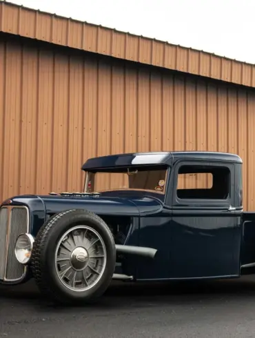 1934 Ford Model A Hot Rod Pickup, modernisiert, vor brauner Blechwand geparkt