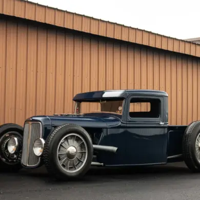 1934 Ford Model A Hot Rod Pickup, modernisiert, vor brauner Blechwand geparkt