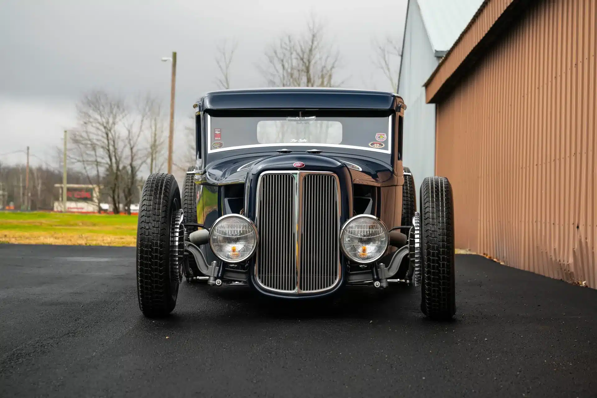 Frontansicht eines schwarzen 1934 Ford Model A Hot Rod Pickup mit modernen Hot Rod-Details.
