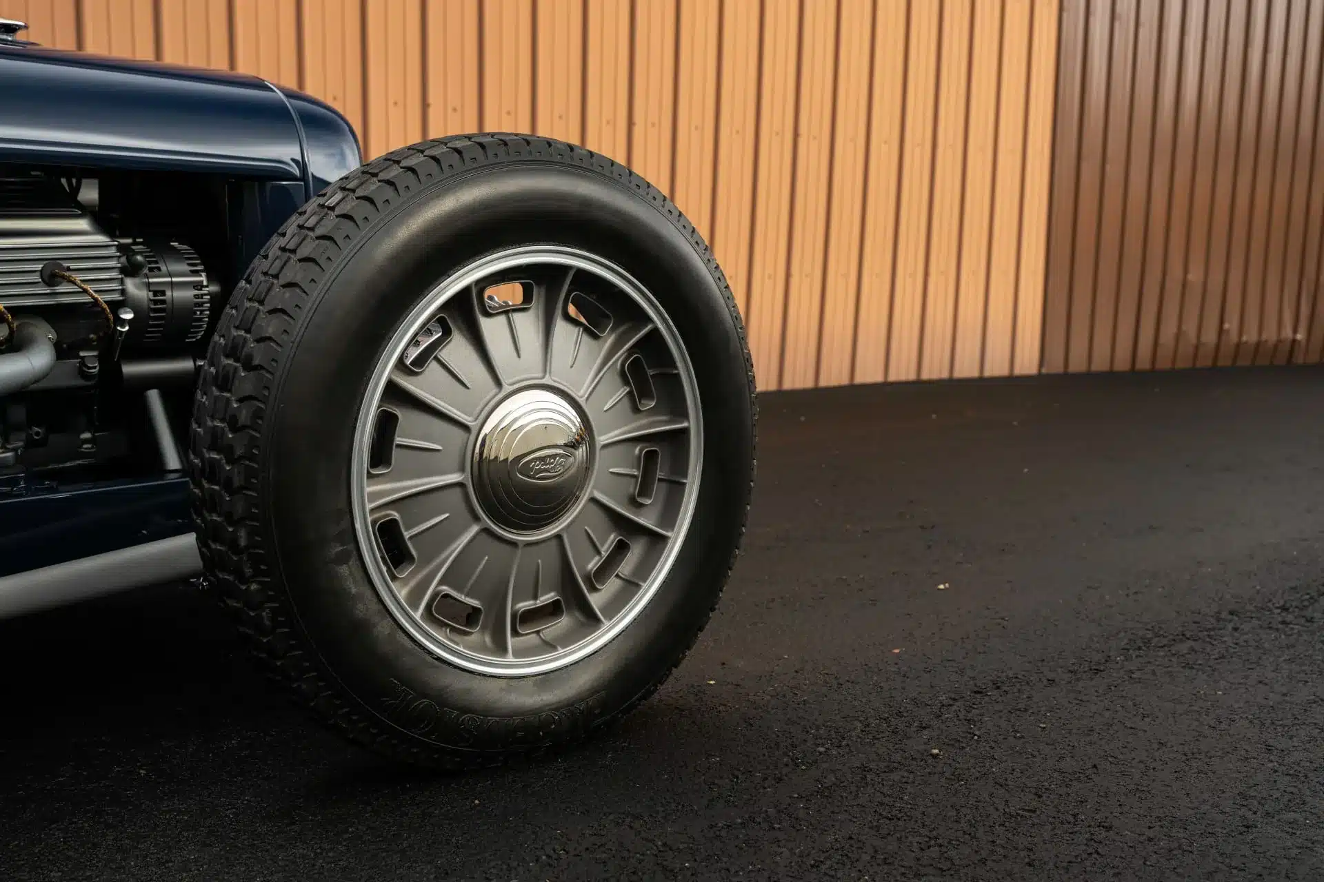 Vorderrad und sichtbarer Motorbereich eines Ford Model A Hot Rod Pickups von 1934, modernisiert als Hot Rod.