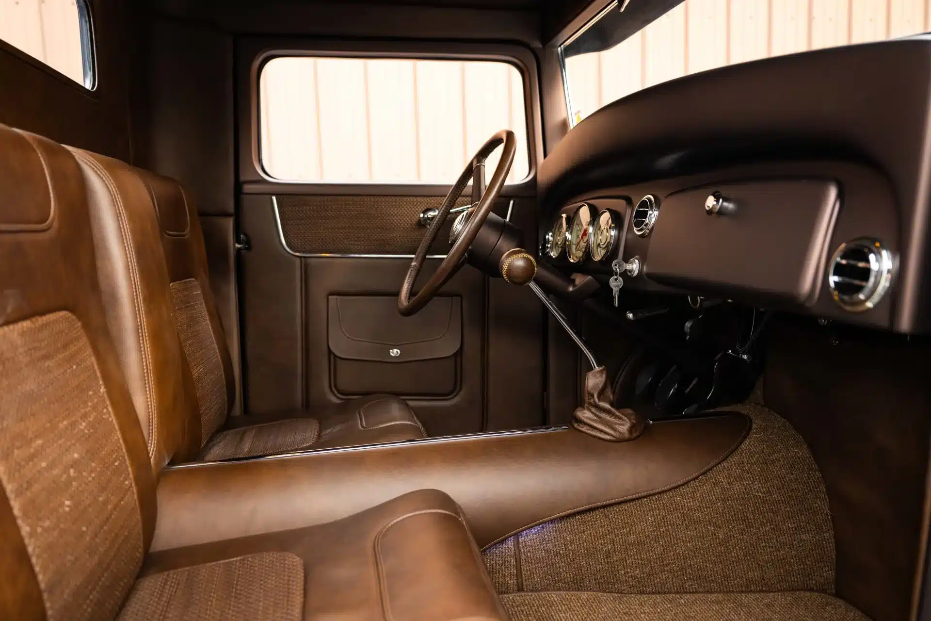 Brauner Innenraum eines restaurierten 1934 Ford Model A Hot Rod Pickups mit modernisierten Anzeigen und Steuerrädern.
