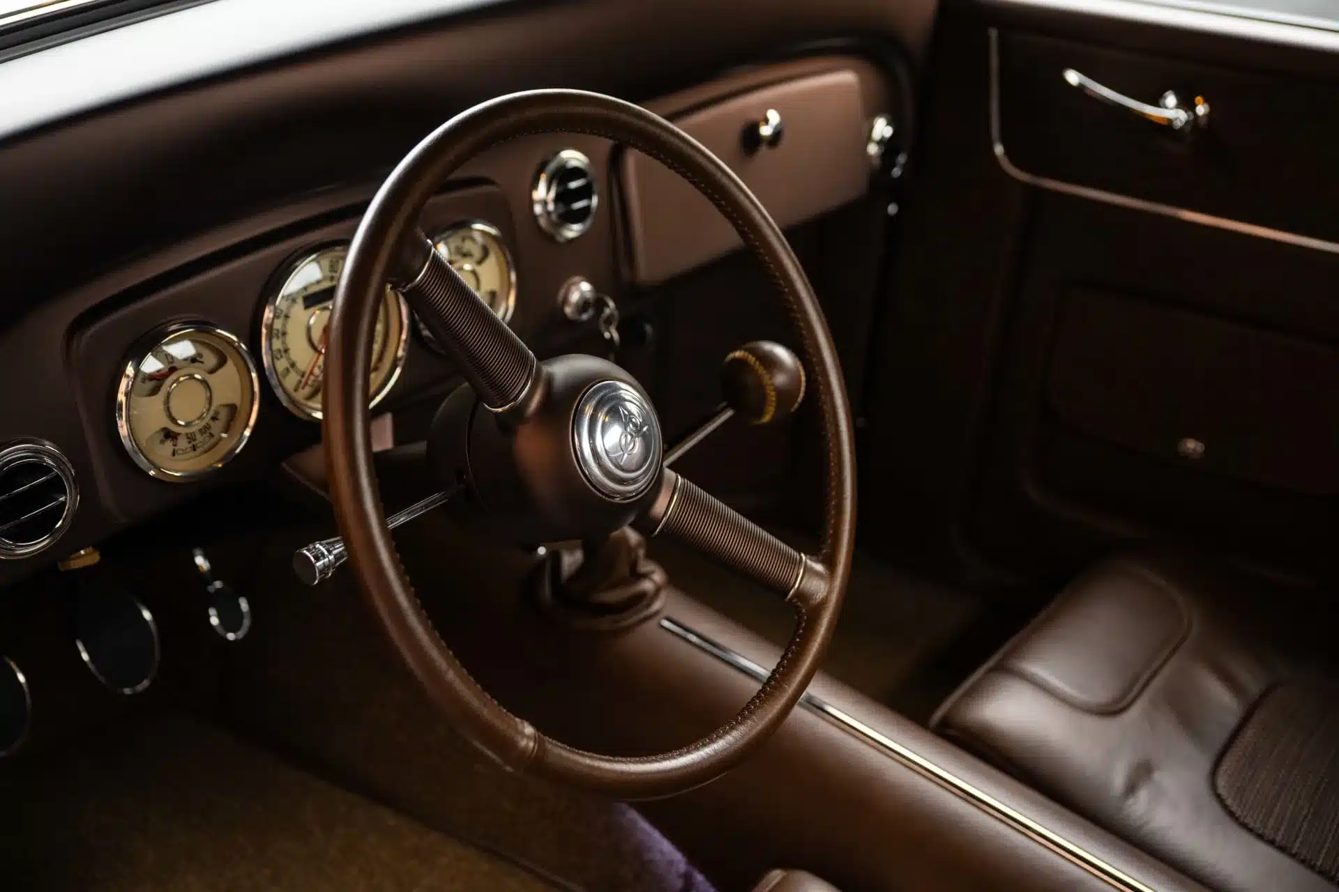 Innenraum mit Lenkrad, Armaturenbrett und Sitzen eines Ford Model A Hot Rod Pickups von 1934