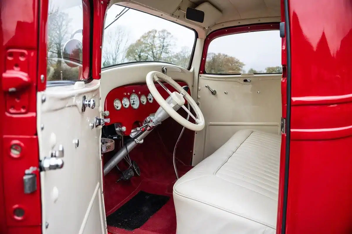 Innenraum eines restaurierten 1936 Chevrolet FB Pickup mit weißem Leder und rotem Armaturenbrett