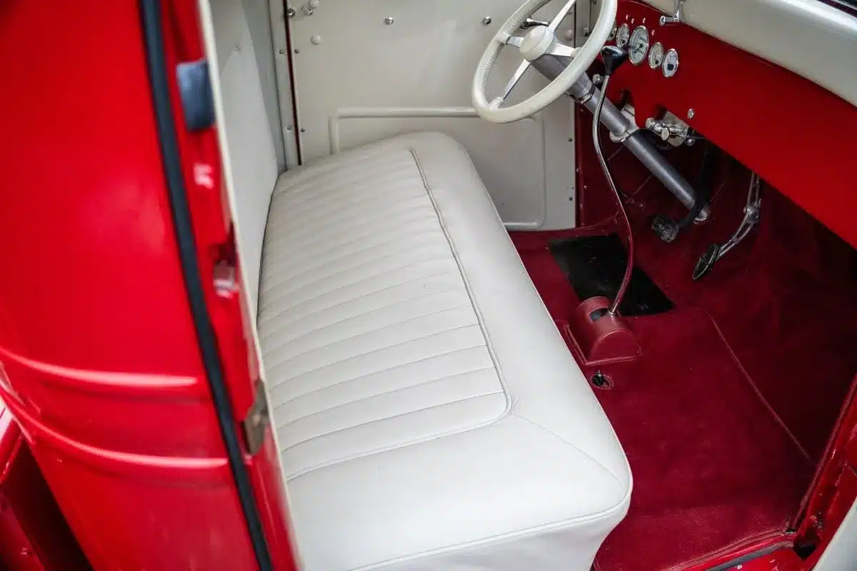 Innenraum eines 1936 Chevrolet FB Pickup mit weißem Lederbezug und roten Details