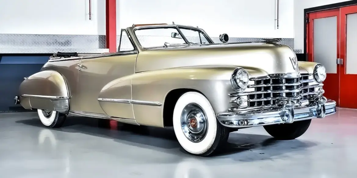Cadillac Series 62 Cabriolet von 1947 in metallic Champagnergold, restauriert, mit offenem Verdeck und weißwandbereiften Rädern.