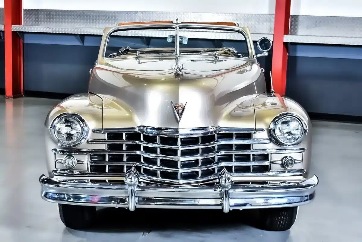 Frontansicht eines Cadillac Series 62 Cabriolet aus dem Jahr 1947 mit metallic-champagnerfarbener Lackierung und verchromtem Kühlergrill.