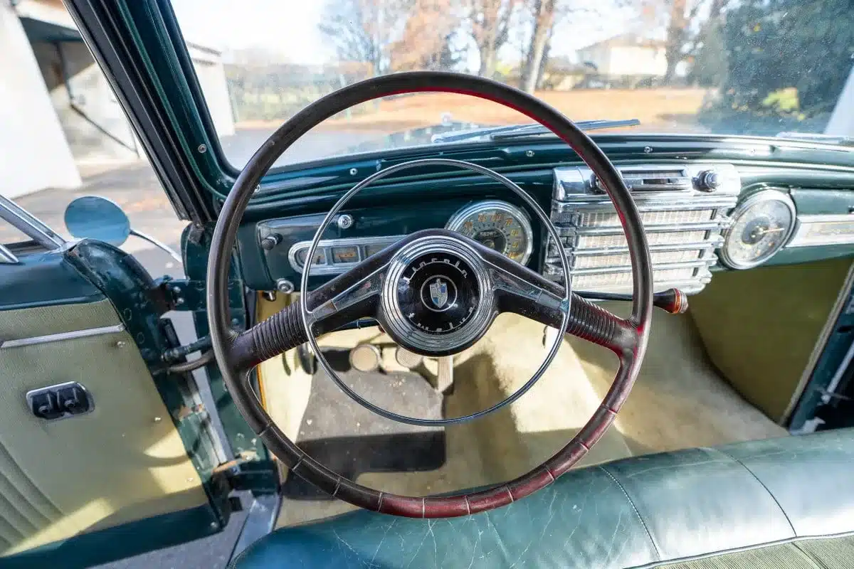 Armaturenbrett und Lenkrad eines 1948 Lincoln Continental Coupé mit sichtbarer Patina