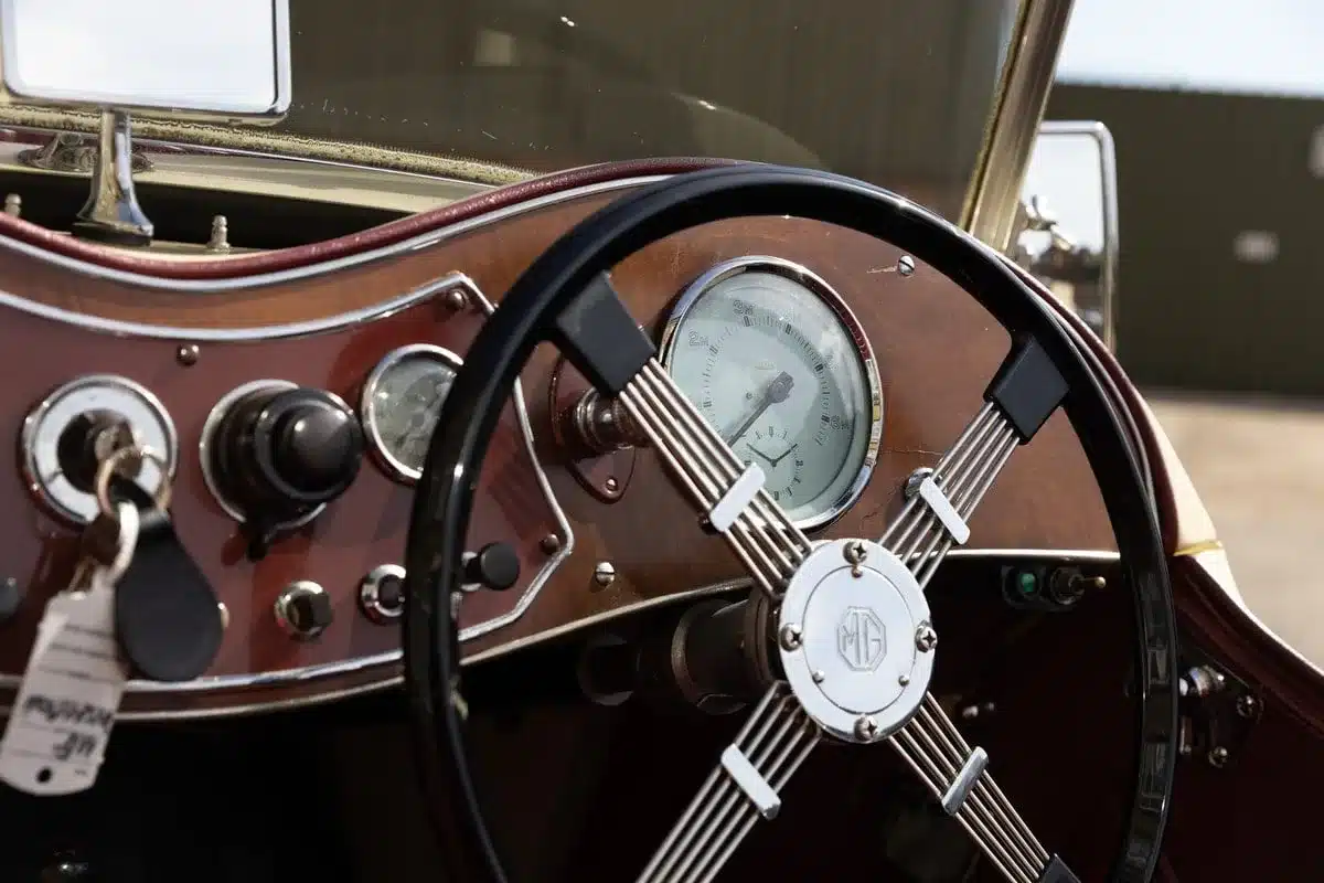 Armaturenbrett und Lenkrad eines MG TC Midget Baujahr 1948 mit klassischem Holzdekor.