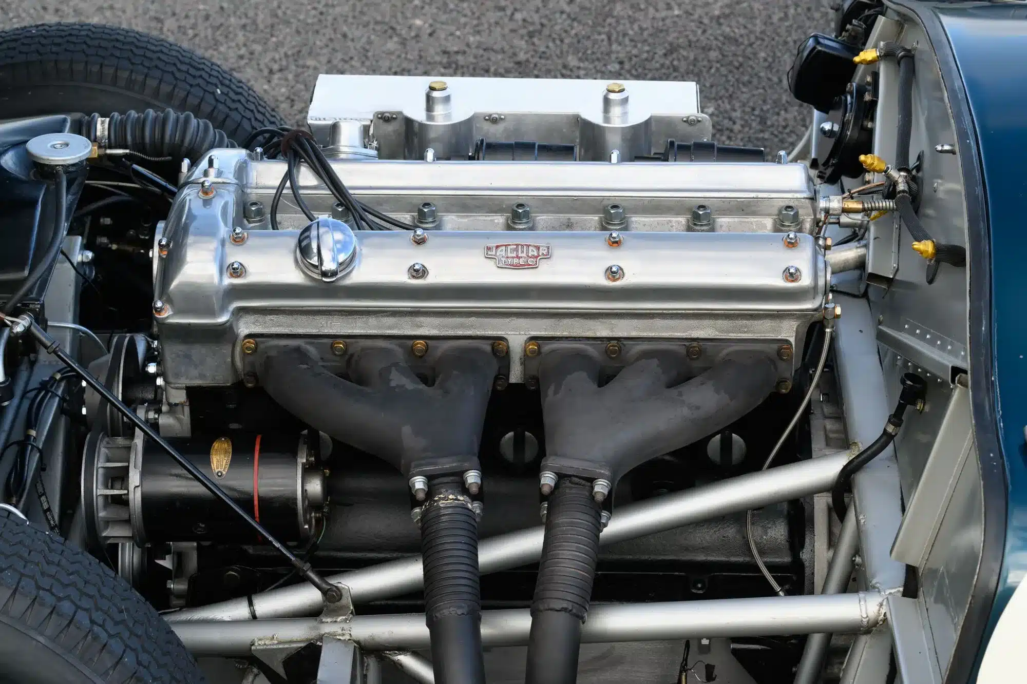 Detailaufnahme des Jaguar C-Type Reihensechszylinder-Motors im Motorraum, original erhalten.