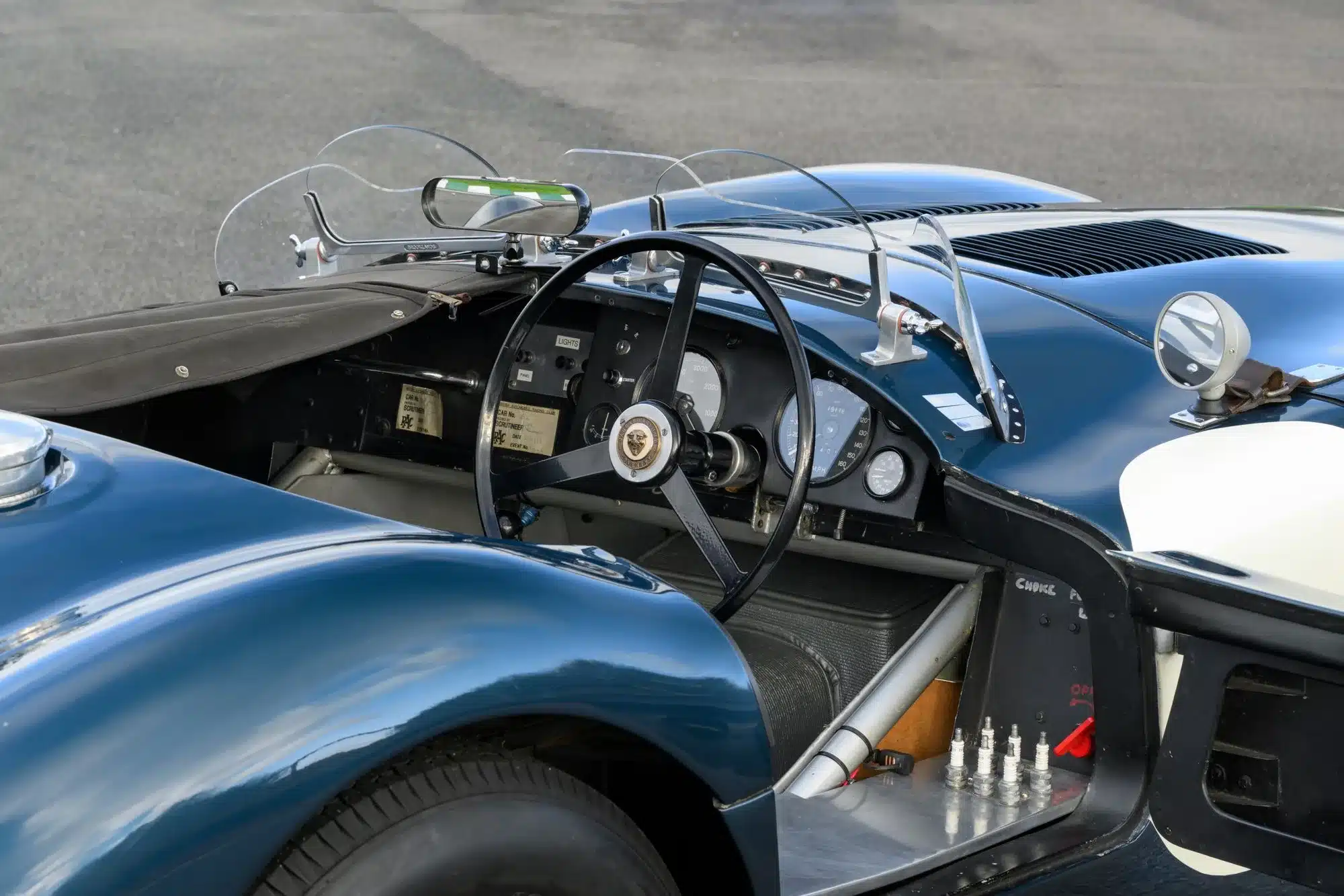 Das Cockpit des Jaguar C-Type XKC 006 Baujahr 1952 mit Rennlenkrad, klassischen Rundinstrumenten und Windschutzscheiben.