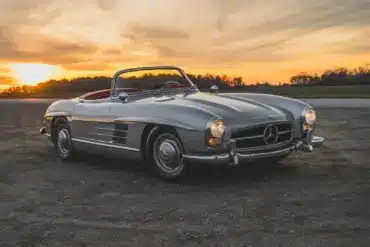 1957 Mercedes-Benz 300 SL Roadster in Silber mit rotem Lederinterieur und offenem Verdeck bei Sonnenuntergang