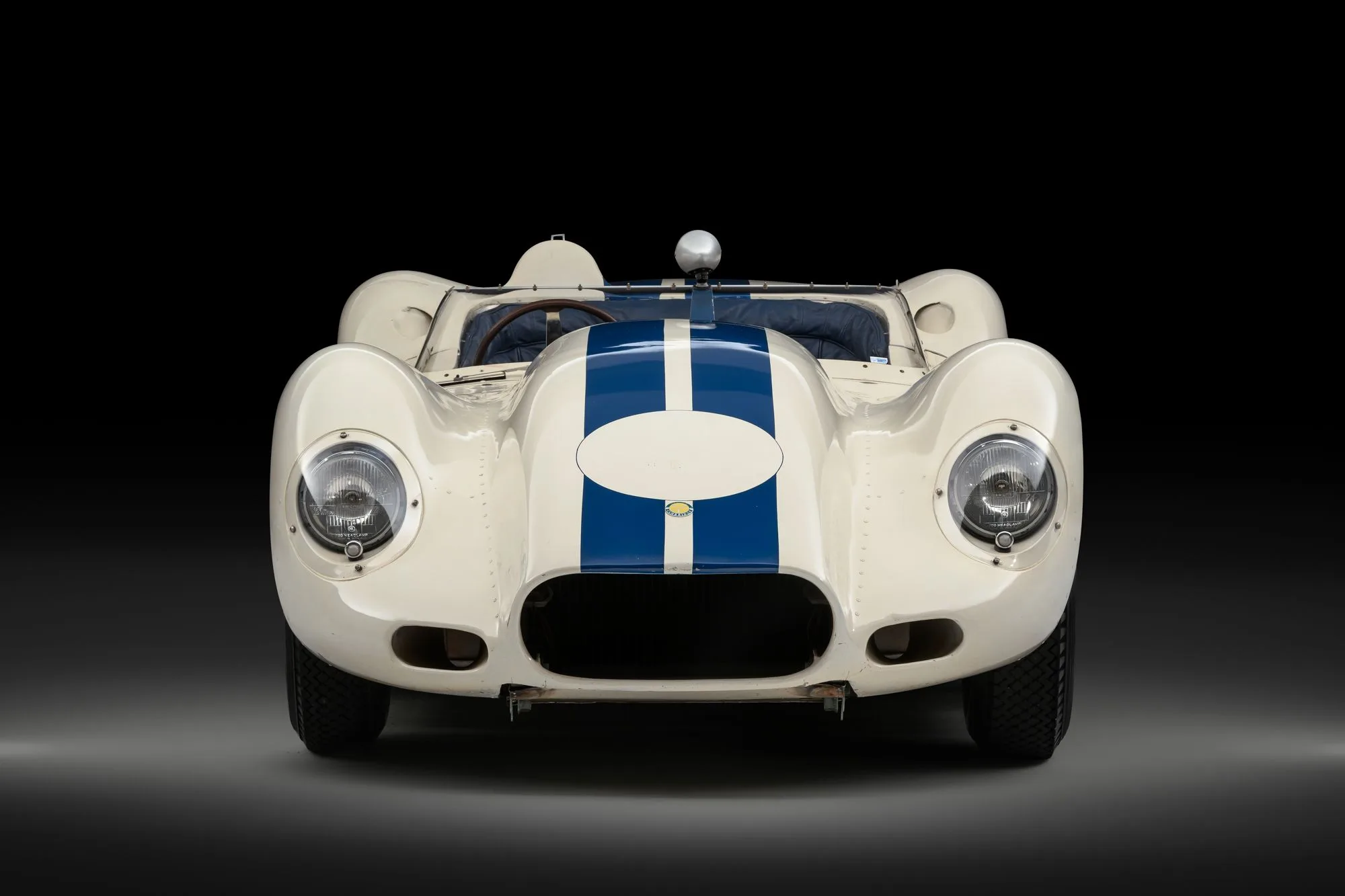 Frontansicht eines originalen 1958 Lister Knobbly Chevrolet mit blauen Streifen, unrestaurierter Rennwagen.