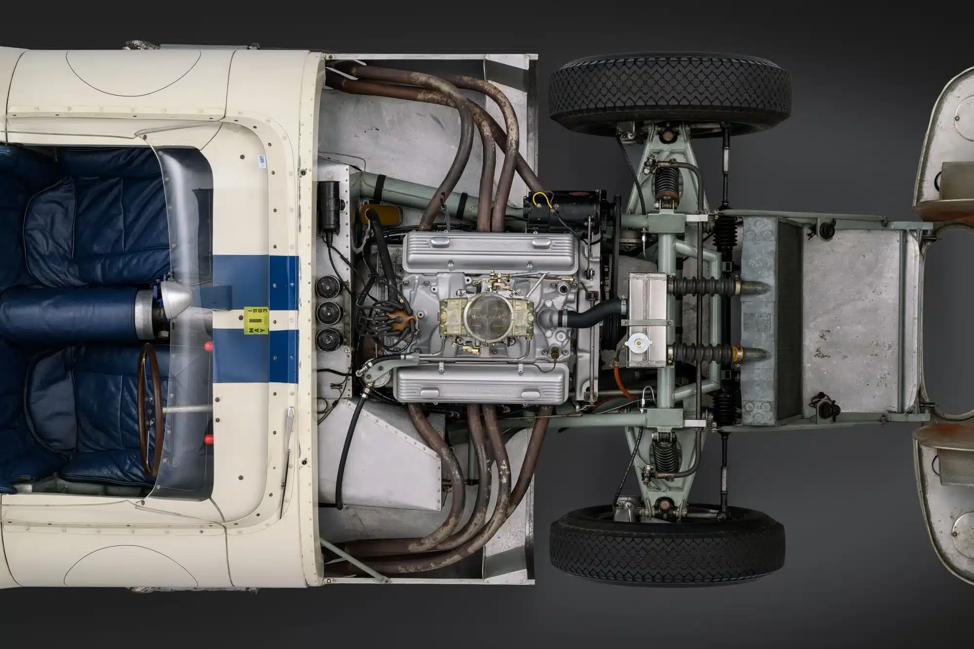 Obenansicht eines unrestaurierten 1958 Lister Knobbly Chevrolet, zeigt den Innenraum, V8-Motor, Fahrwerk und die Konstruktion des Rennwagens im Originalzustand.