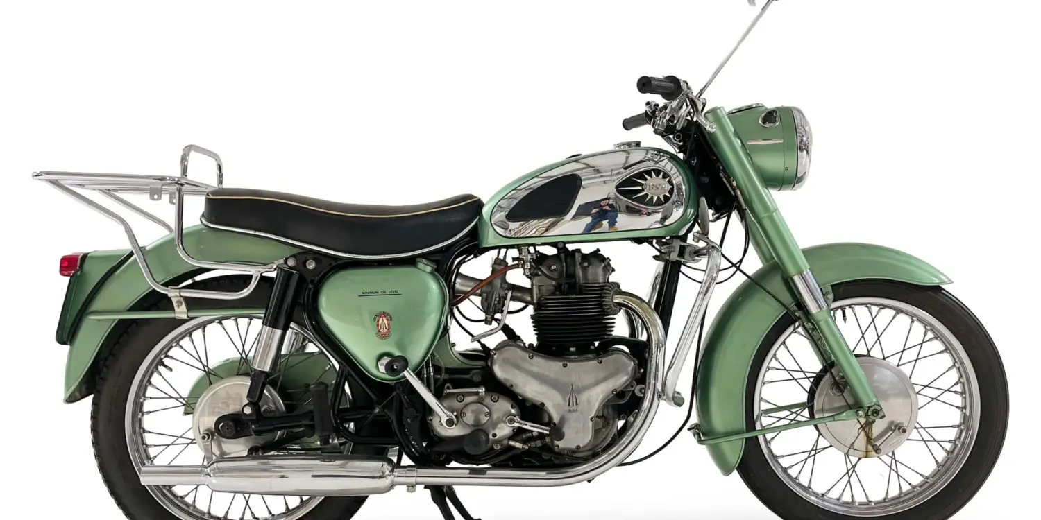 Seitliche Ansicht einer 1959er BSA A7SS Shooting Star in grün mit Chromtank, Zweizylindermotor und typischem Britbike-Design.