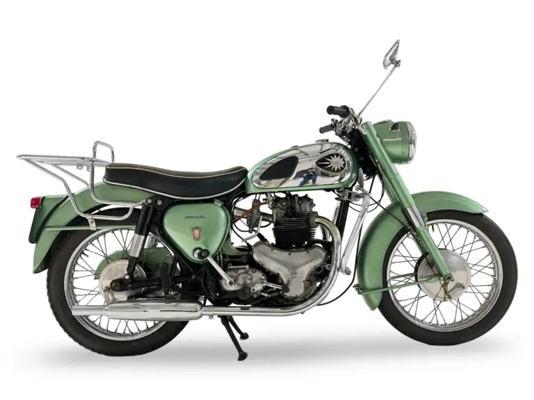 Seitliche Ansicht einer 1959er BSA A7SS Shooting Star in grün mit Chromtank, Zweizylindermotor und typischem Britbike-Design.