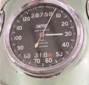 Nahaufnahme eines analogen SMITHS-Tachometers einer BSA A7SS von 1959 mit Meilenanzeige