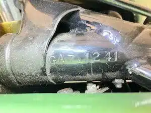 Eingeschlagene Motornummer an einem Motorradrahmen der BSA A7SS von 1959